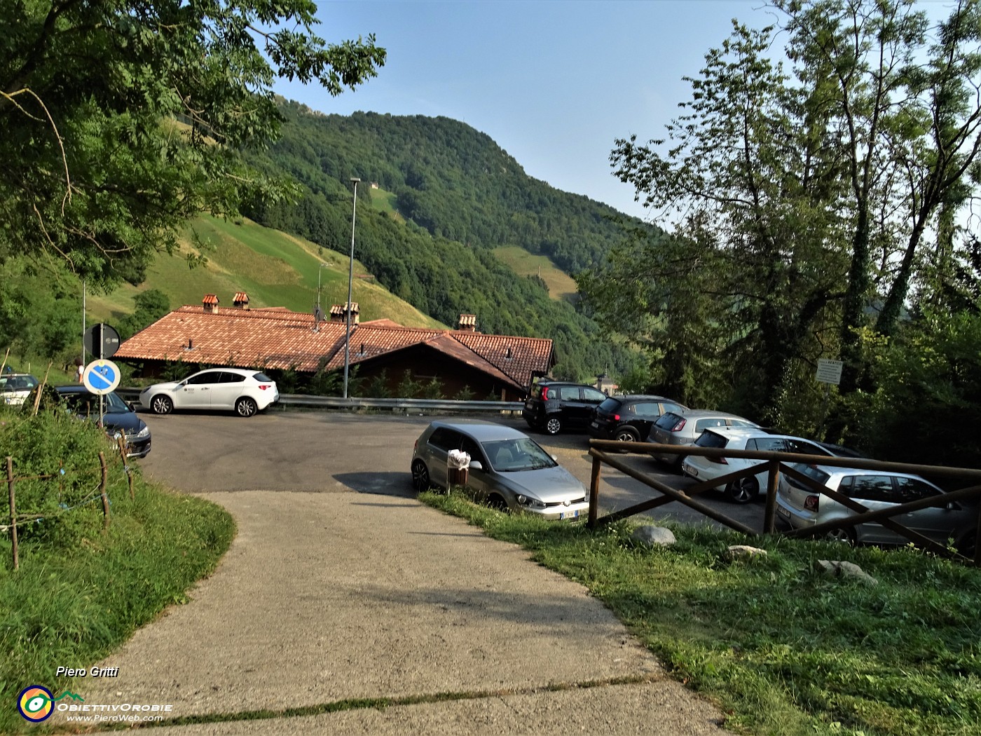 97 Scendiamo su stradetta cementata al parcheggio di partenza-arrivo.JPG